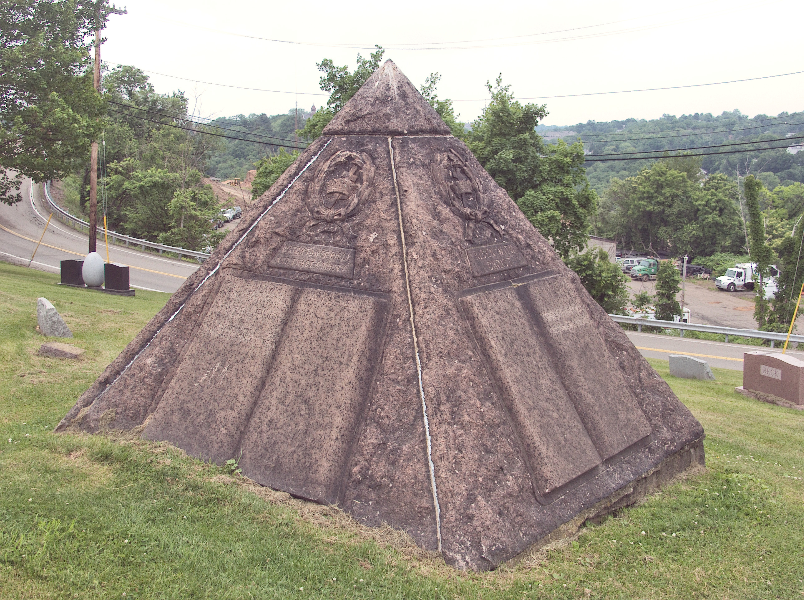 Charles_Taze_Russell_Pyramid%2C_United_Cemeteries%2C_2015-06-08%2C_02.jpg