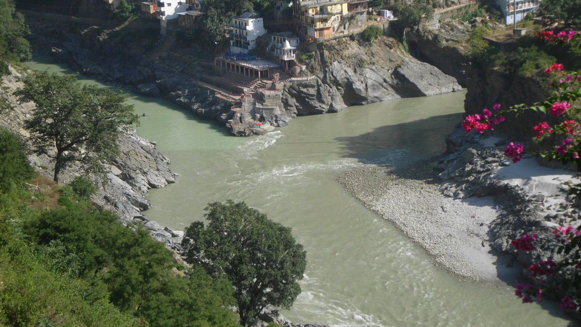 devprayag-sangam-on-the-right-is-alaknanda-and-on-the-left-is-bhagirathi-2.jpg