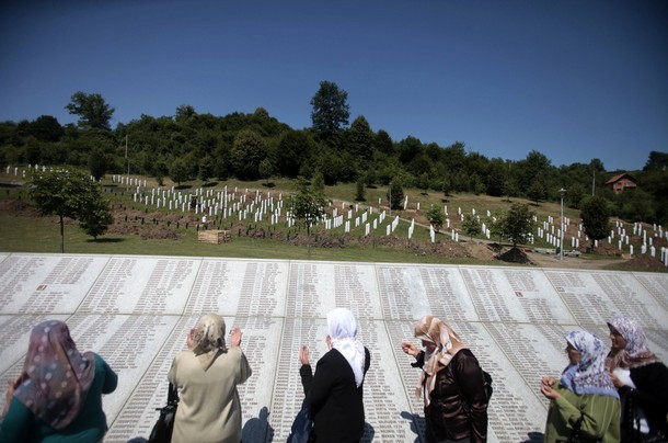 Muslim+women+pray+at+Srebrenica+Genocide+Memorial.jpg
