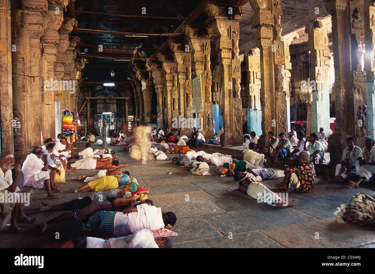 people-sleeping-resting-in-nayakar-hall-in-sri-meenakshi-amman-temple-CE649J.jpg