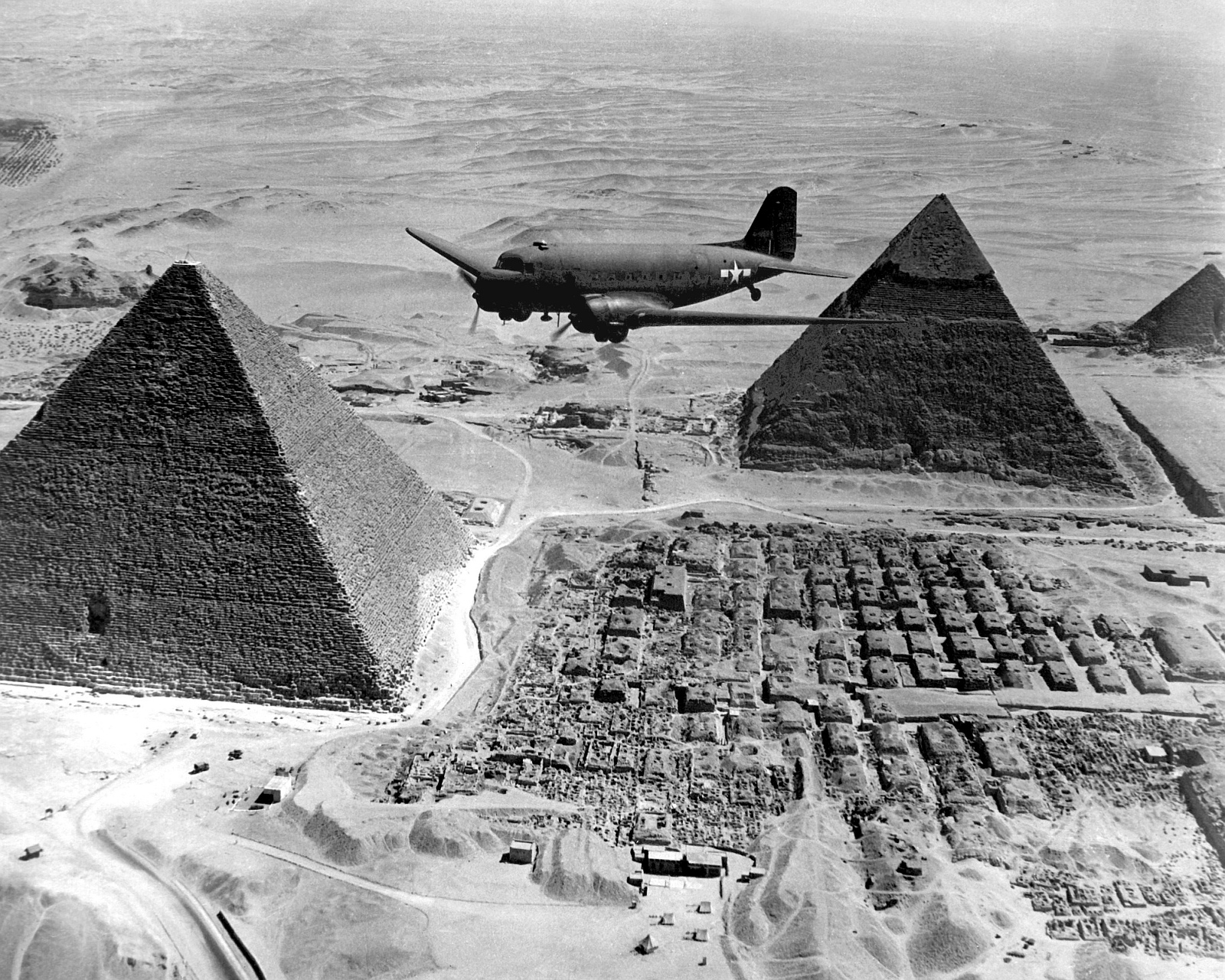 gpw-20040823-UnitedStates-DefenseVisualInformationCenter-HD-SN-99-02674-Air-Transport-Command-airplane-flies-over-The-Pyramids-during-World-War-II-Egypt-1943-medium.jpg