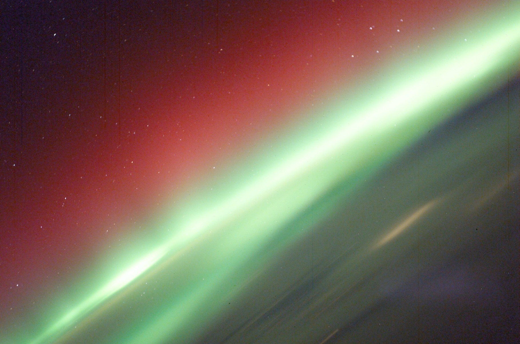 gpw-20050129-NASA-ISS006-E-41627-Aurora-Borealis-red-and-green-20030330-medium.jpg