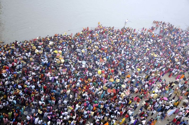 devotees-throng-ganga-ghats-on-chhath-puja-in-117729.jpg