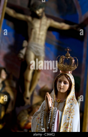 virgin-mary-and-jesus-christ-statues-c3k4cj.jpg