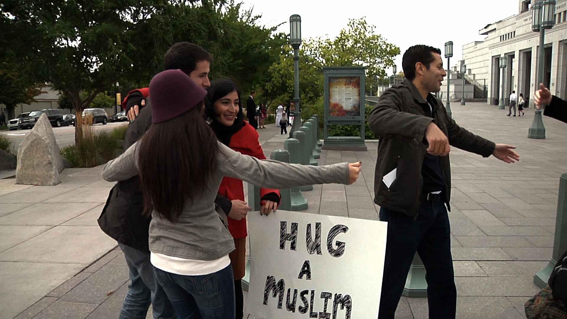 Hug-a-Muslim-9.png