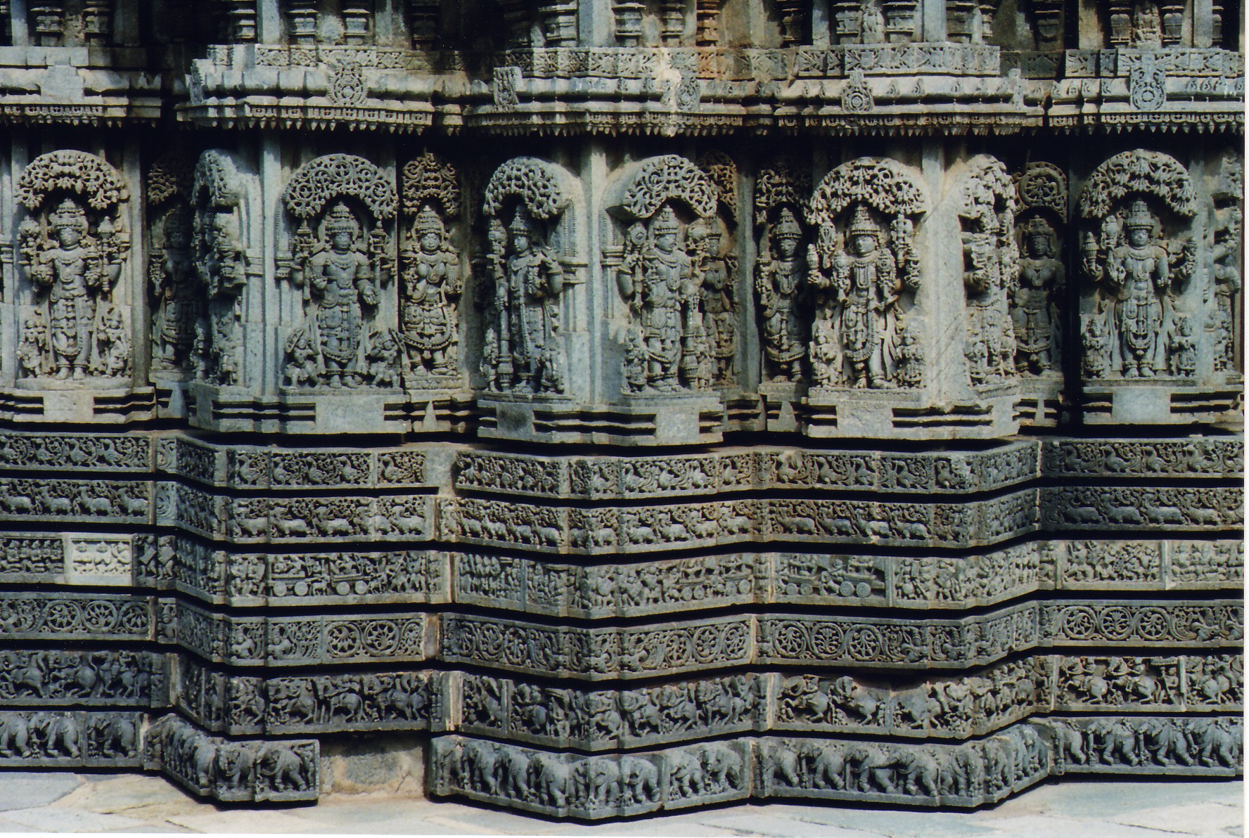 Wall_sculptures_and_molding_frieze_in_relief_in_the_Chennakeshava_temple_at_Somanathapura.jpg