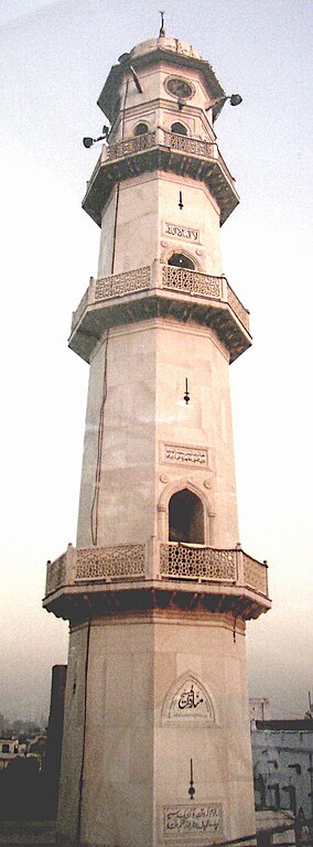 284px-Wei%C3%9Fes_Minarett%2C_Qadian_%28Minarat_ul-Massih%29.jpg