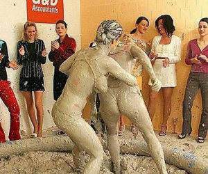 mud_wrestling_chicks_t.jpg