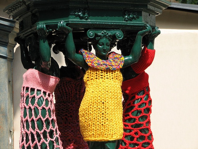 street_art_yarn_crochet_25.jpeg