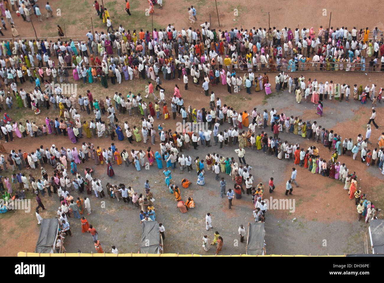 voters-in-queue-for-voting-at-election-polling-station-mumbai-maharashtra-DH36PE.jpg