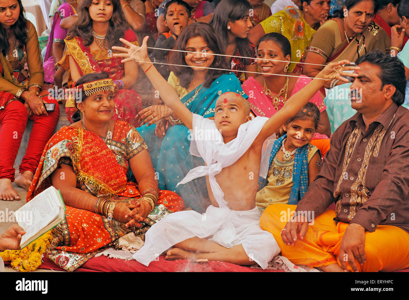 thread-ceremony-yajnopavita-in-itadi-near-modasa-sabarkantha-gujarat-ERYHFC.jpg