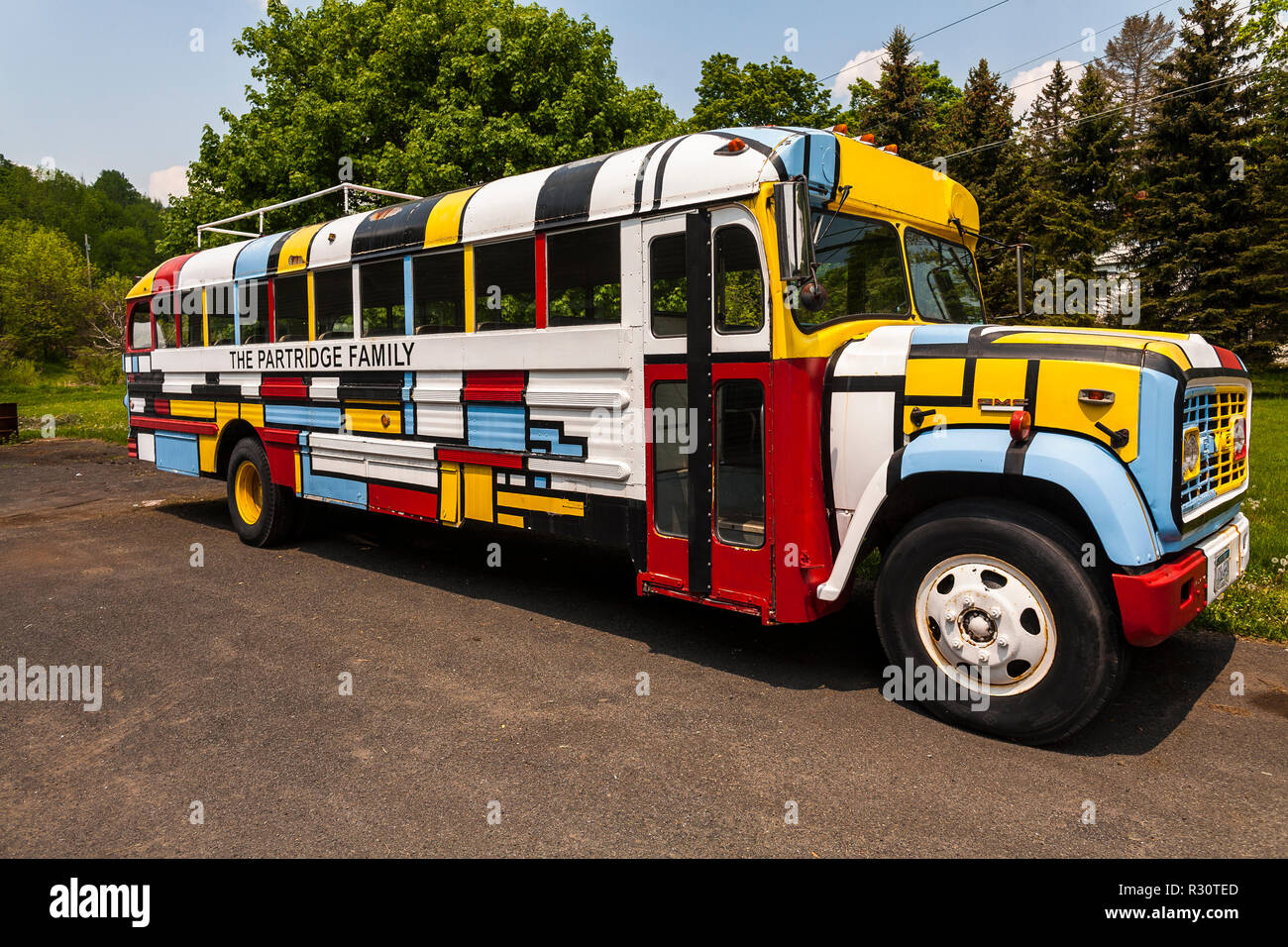 replica-partridge-family-tv-show-school-bus-painted-in-style-of-dutch-painter-piet-mondrian-R30TED.jpg