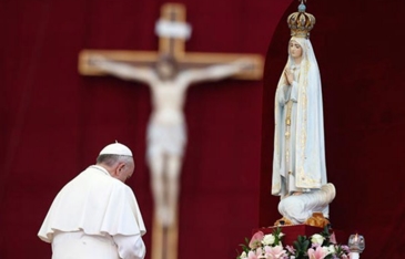 pope-bowing-before-marySMALL-min.PNG