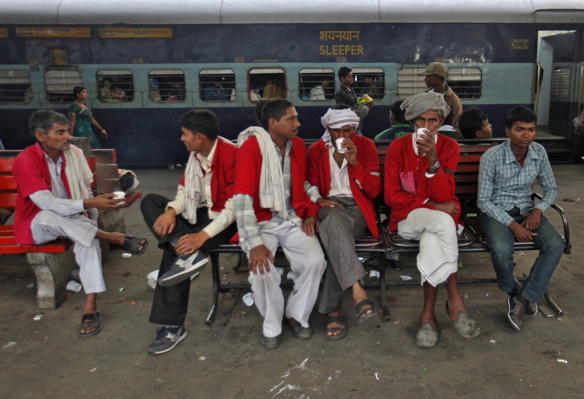 indian-railways-railway-coolies-india-rail-porters-coolies.jpg