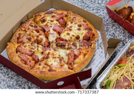 hawaiian-pizza-canadian-bacon-pineapple-450w-717337387.jpg