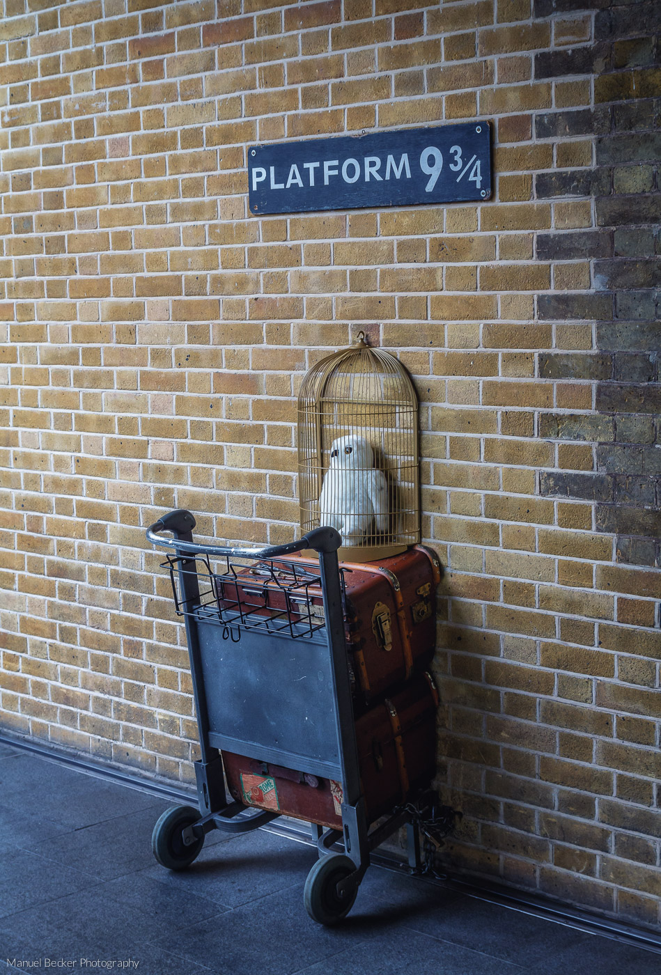 platform-9-3-4-of-harry-potter-kings-cross-london-united-kingdom_l.jpeg