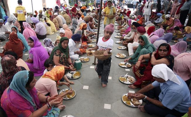a-sikh-man-providing-mobile-langar-at-the-amritsar-airport-is-the-lesson-in-humanity-we-need-today-652x400-1-1477301127.jpg