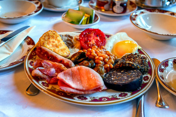 traditional-scottish-breakfast-in-a-bed-and-breakfast-with-haggis-picture-id1002270582