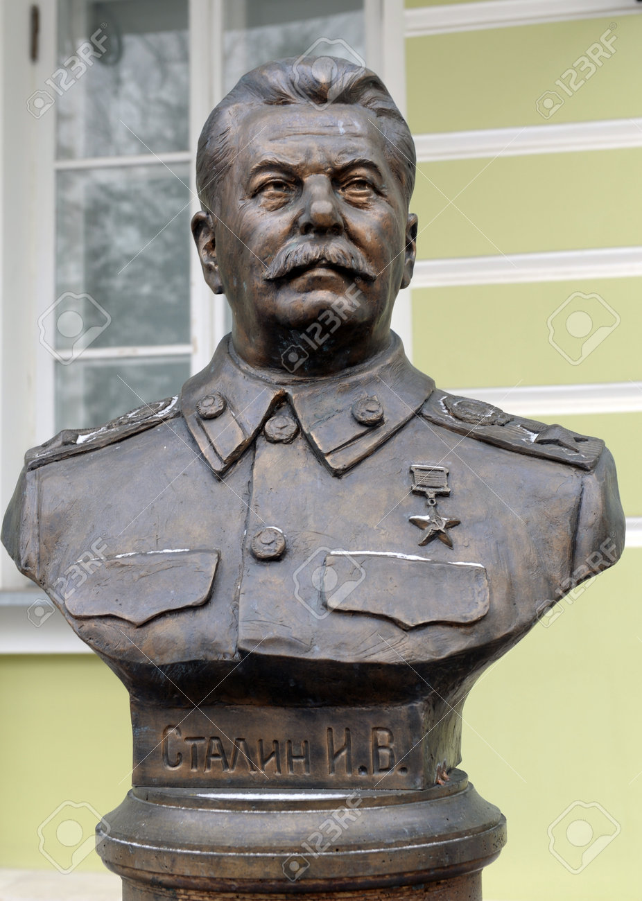 137287944-bust-of-joseph-stalin-on-the-avenue-of-rulers-in-moscow.jpg
