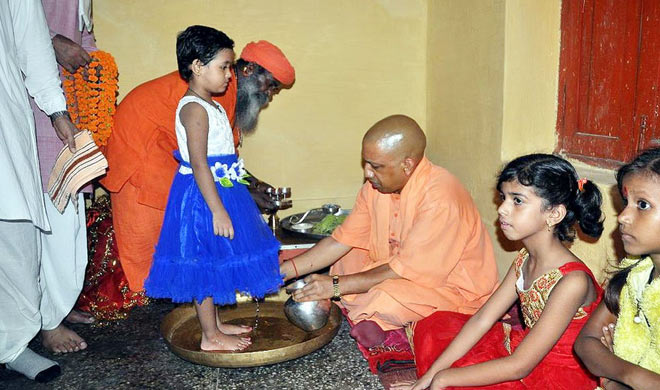 cm-yogi-kanya-pujan-1506695520.jpg