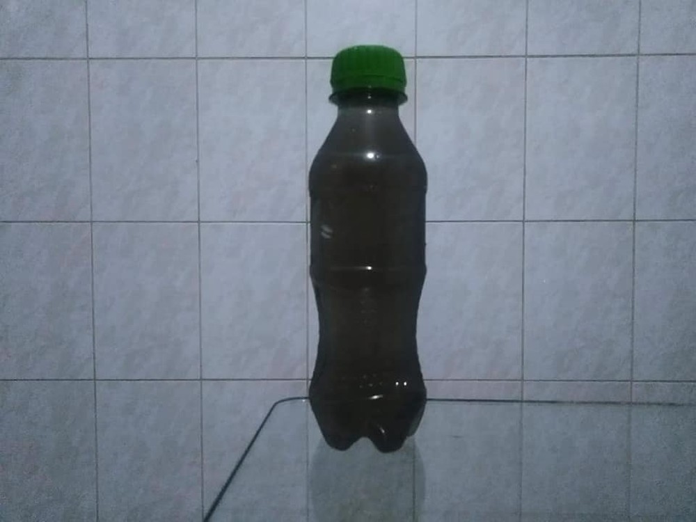 agua-escura-garrafa.jpg