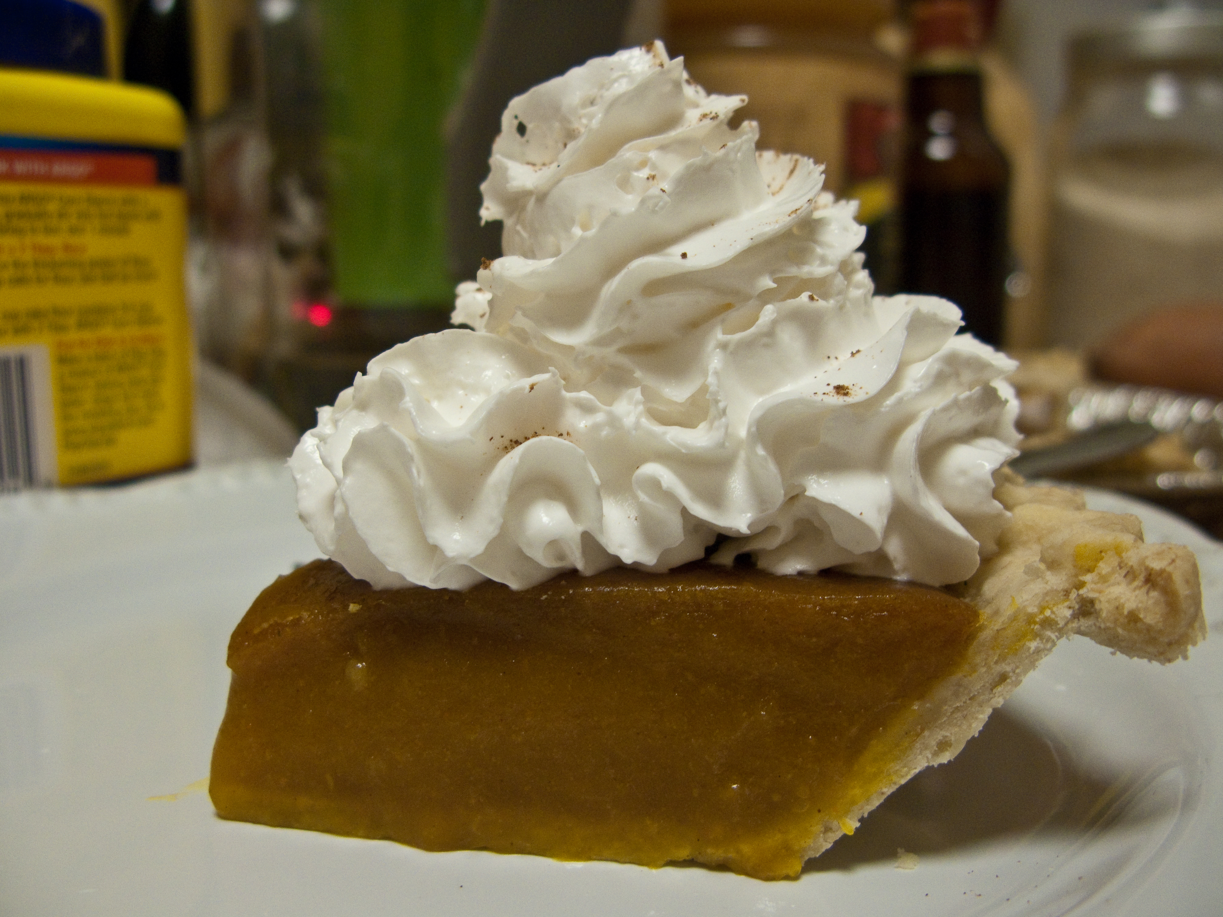 Pumpkin_pie_with_lots_of_whipped_cream,_November_2009.jpg