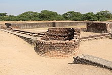 220px-Lothal_-_ancient_well.jpg