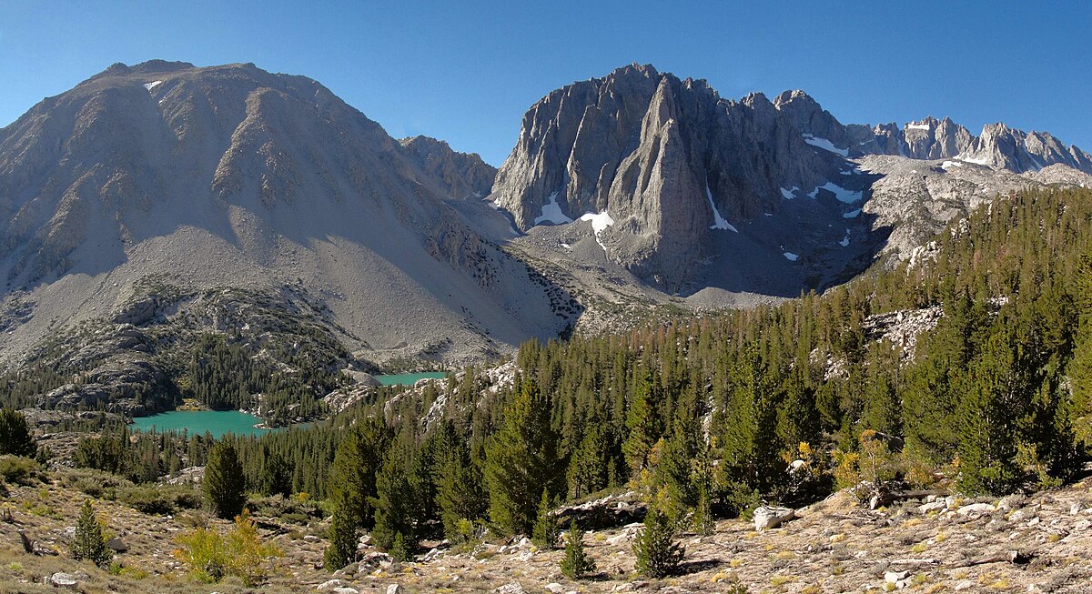 1200px-Mount_Alice_and_Temple_Crag_in_the_Sierra_Nevada_(U.S.).jpg