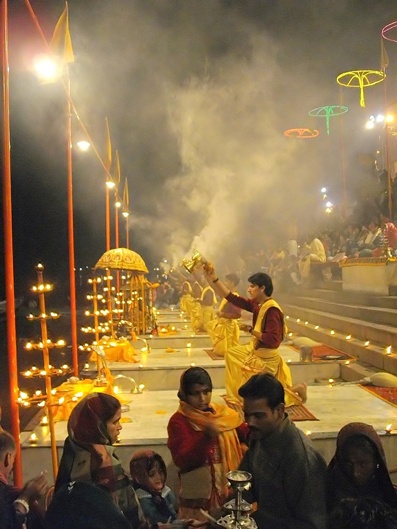 800px-Ganga_Aarti_at_Varanasi_ghats.jpg