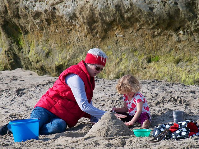 640px-Mother_and_Daughter_Building_a_Sand_Castle_%288321957783%29.jpg