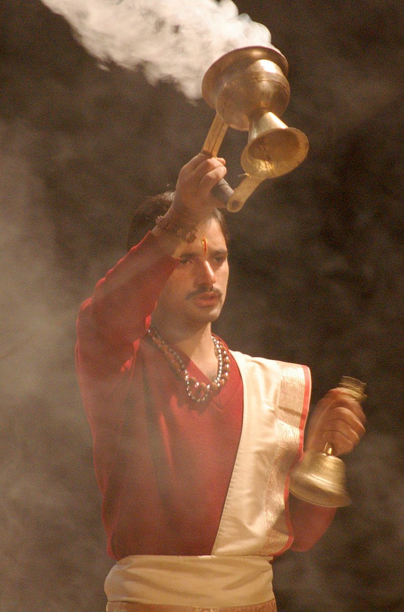 800px-Puja%2C_a_ritual_prayer_ceremony_India.jpg