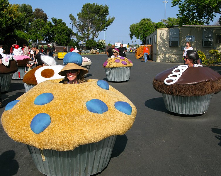 754px-Cupcake_cars_motorized_muffins.jpg