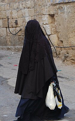 250px-A_female_member_of_the_Haredi_burqa_sect_in_Mea_Shearim.jpg