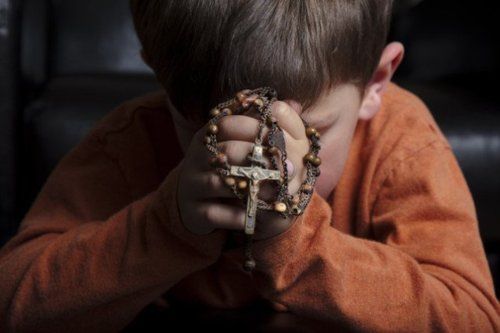 child-praying-the-rosary-holy-rosary_orig.jpg